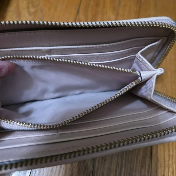 Tory Burch Quilted Cream Wallet - Picture 10 of 11